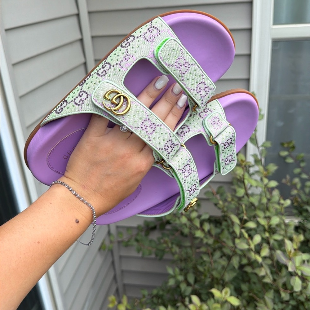Beautiful women sandals, size 8.5, with crystals, new never worn